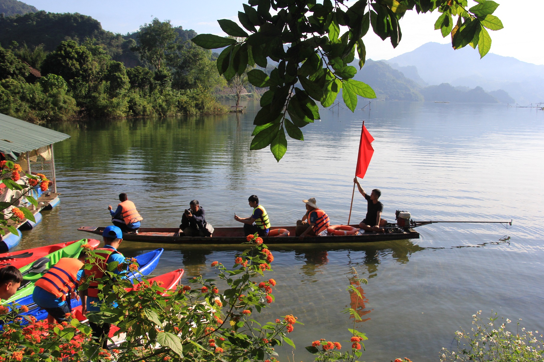 Hòa Bình: Phát triển dịch vụ, trọng tâm là du lịch góp phần phát triển kinh tế - xã hội - Ảnh 1.