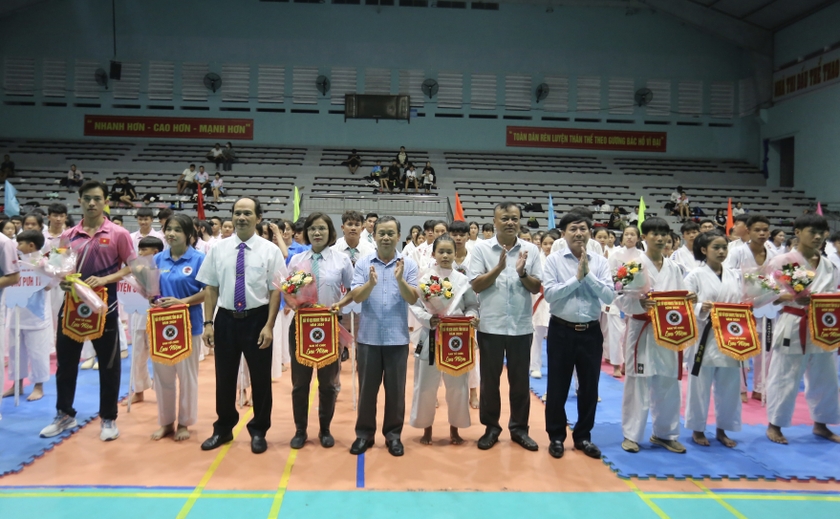 Hơn 400 võ sĩ đọ sức ở Giải Vô địch Karate tỉnh Gia Lai - Ảnh 1.