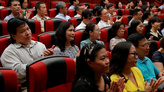 Biểu diễn vở kịch "Biến dạng" tại sinh hoạt chuyên đề phòng, chống tham nhũng, tiêu cực, xây dựng đạo đức liêm chính - Ảnh 2.