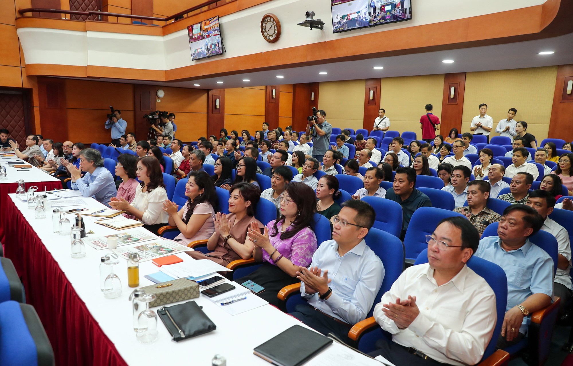 Thực hiện hiệu quả các nhiệm vụ và nhóm giải pháp xây dựng, giữ gìn và phát huy những giá trị đặc sắc của nền văn hóa Việt Nam - Ảnh 3.
