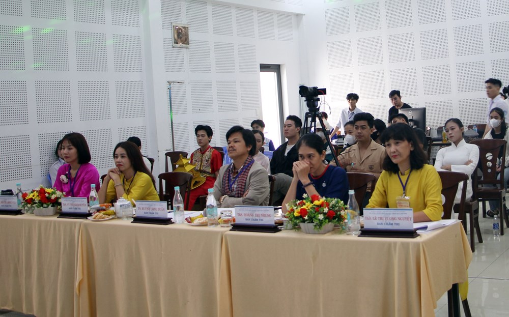 Kỳ thi năng khiếu Trường ĐH Văn hóa TP.HCM: Đa sắc màu, đậm chất vùng miền - Ảnh 4.