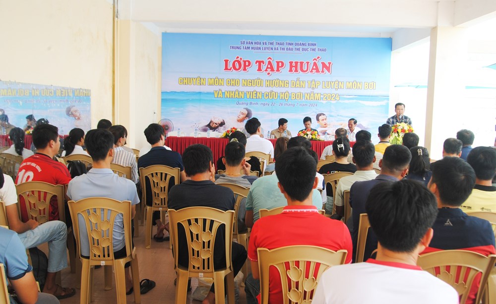 Quảng Bình: Nâng cao kỹ năng cho người hướng dẫn tập luyện môn bơi - Ảnh 1.