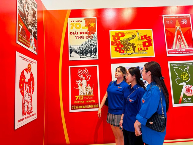 Tổ chức triển lãm tranh cổ động tuyên truyền kỷ niệm 70 năm Ngày giải phóng Thủ đô - Ảnh 1.
