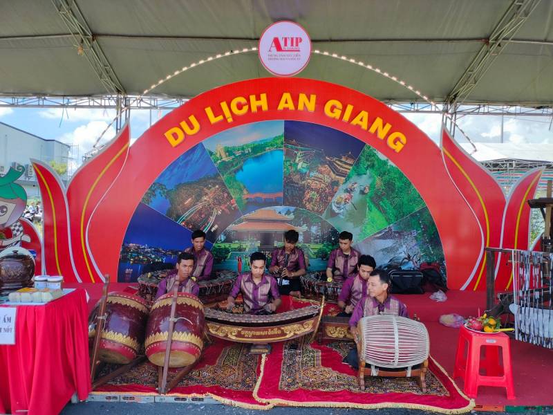 An Giang đón 8,5 triệu lượt khách trong 9 tháng đầu năm 2024 - Ảnh 2.