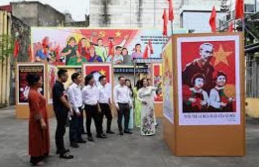 Tổ chức Triển lãm tranh cổ động tấm lớn về xây dựng môi trường văn hóa - Ảnh 1.