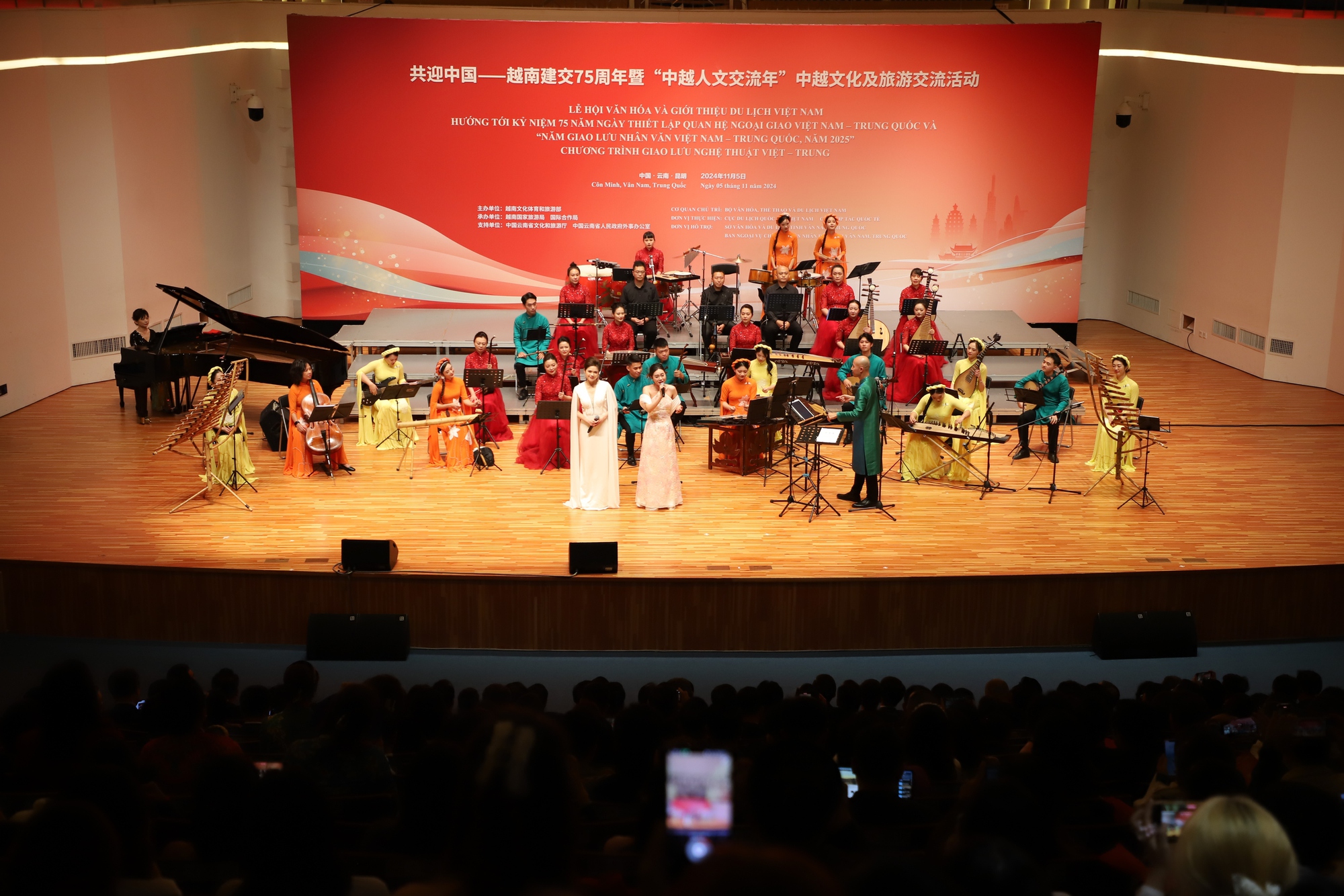 Mãn nhãn với chương trình giao lưu nghệ thuật của nghệ sĩ Việt - Trung - Ảnh 1.