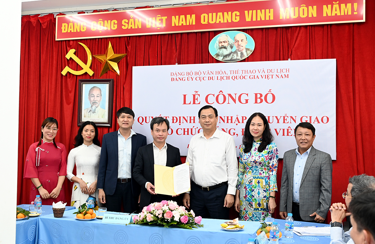 Đảng ủy Cục Du lịch Quốc gia Việt Nam công bố Quyết định sáp nhập, chuyển giao tổ chức đảng, đảng viên - Ảnh 1.