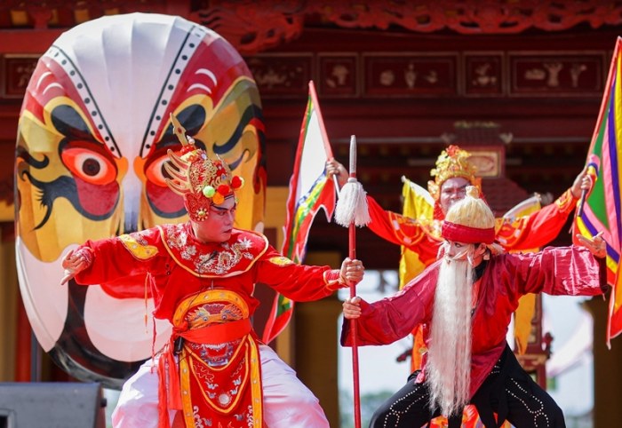 Tuồng Huế “bước ra phố”: Di sản hòa nhịp cùng Lễ hội - Ảnh 1.