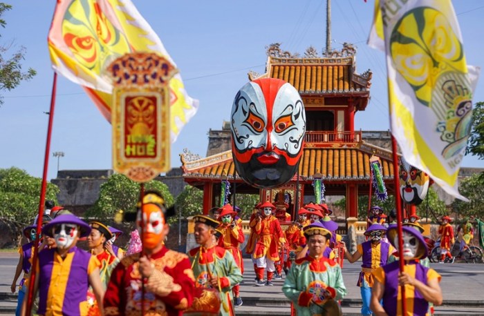 Tuồng Huế “bước ra phố”: Di sản hòa nhịp cùng Lễ hội - Ảnh 2.