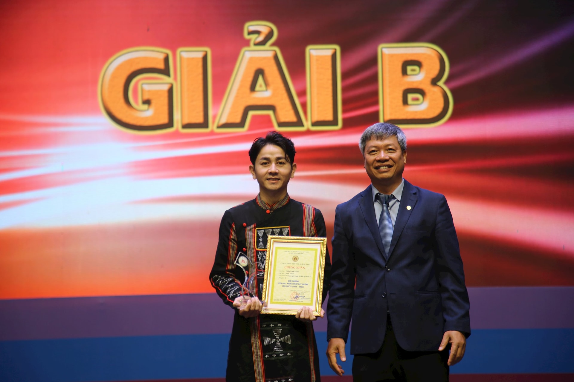 Quảng Nam trao Giải thưởng Văn học - nghệ thuật Đất Quảng lần thứ IV (2019 - 2023) - Ảnh 5.