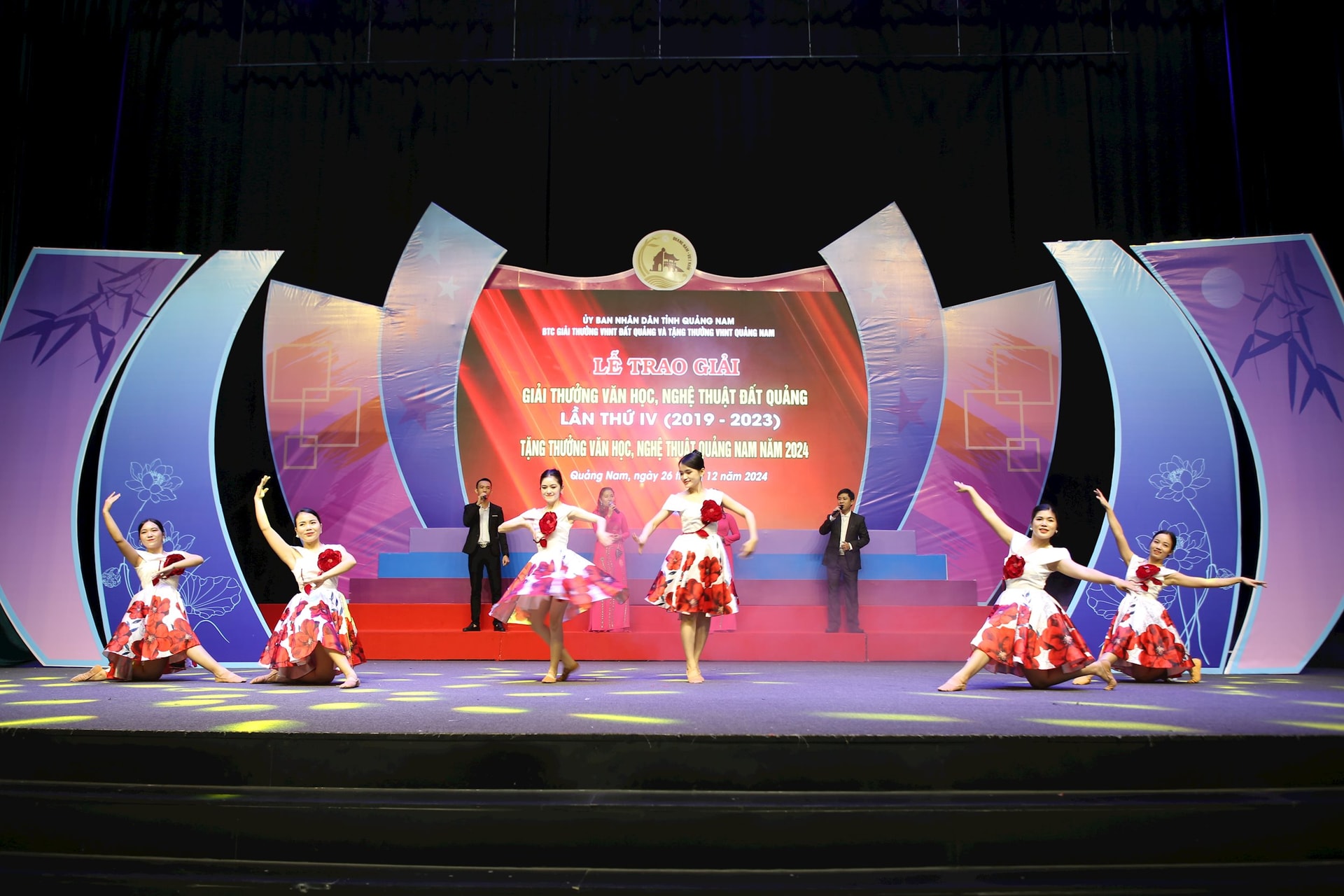 Quảng Nam trao Giải thưởng Văn học - nghệ thuật Đất Quảng lần thứ IV (2019 - 2023) - Ảnh 4.