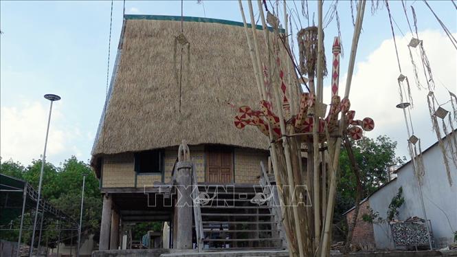 Phục dựng, bảo tồn không gian nhà rông truyền thống - Ảnh 1.