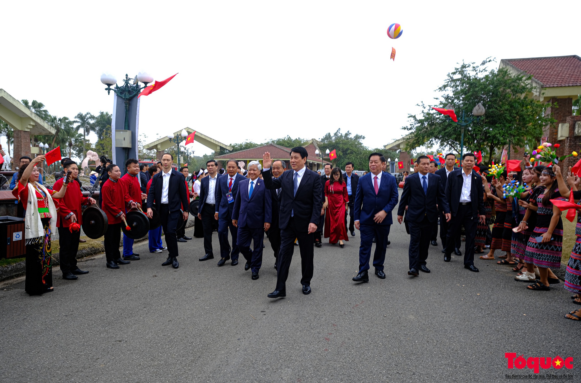 Chùm ảnh: Chủ tịch nước dự Ngày hội '"Sắc xuân trên mọi miền Tổ quốc" năm 2025 - Ảnh 1.