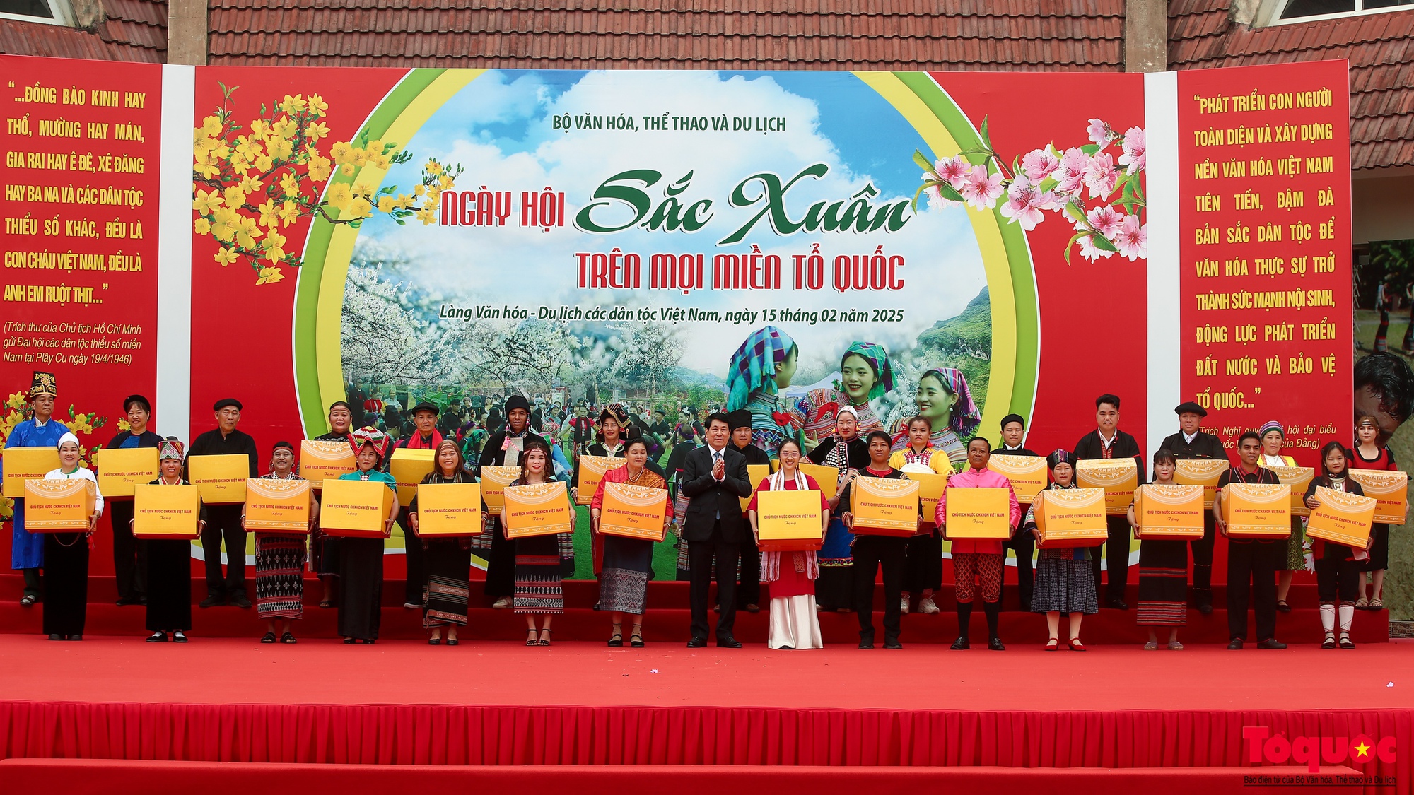 Chùm ảnh: Chủ tịch nước dự Ngày hội '"Sắc xuân trên mọi miền Tổ quốc" năm 2025 - Ảnh 11.