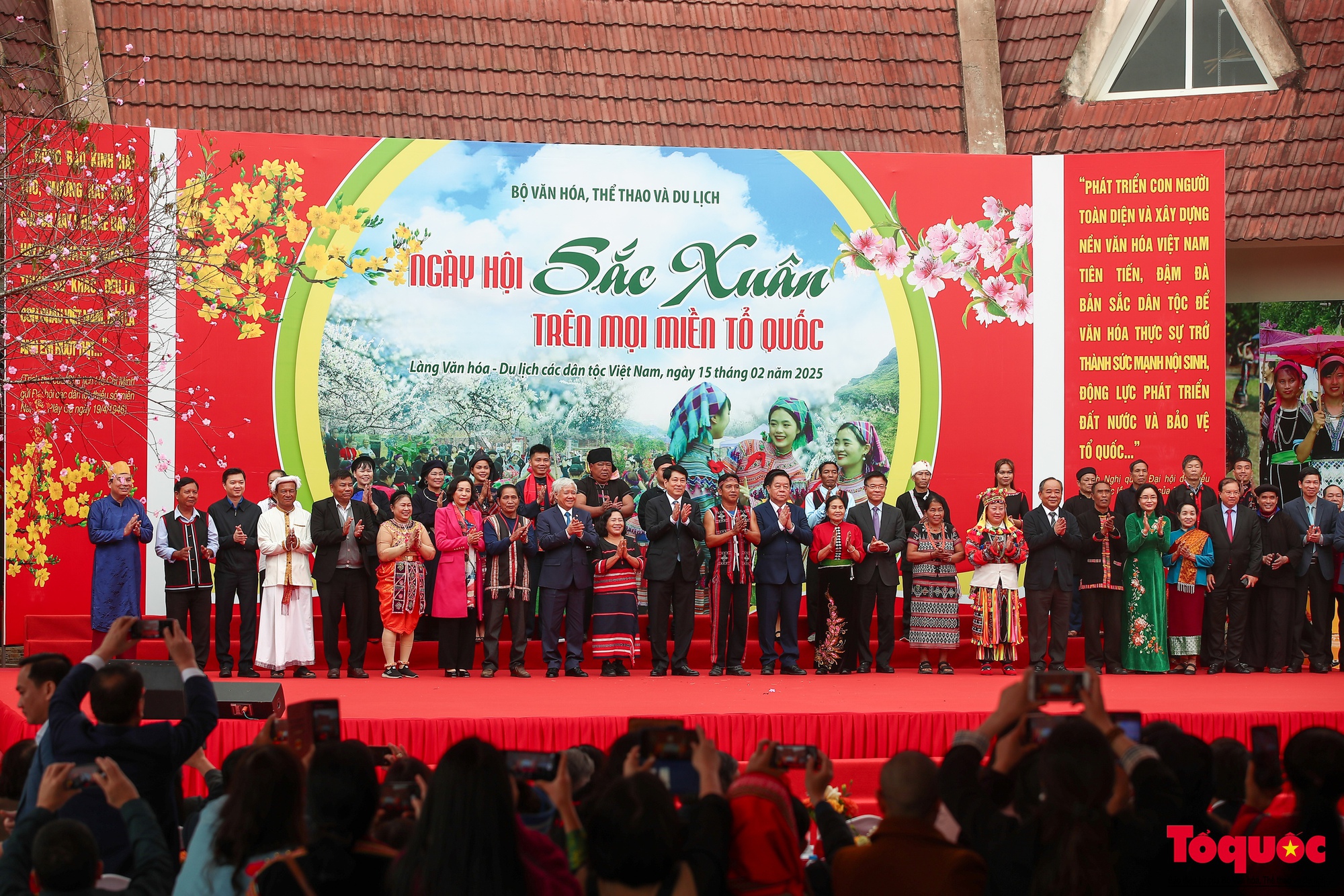 Chùm ảnh: Chủ tịch nước dự Ngày hội '"Sắc xuân trên mọi miền Tổ quốc" năm 2025 - Ảnh 13.