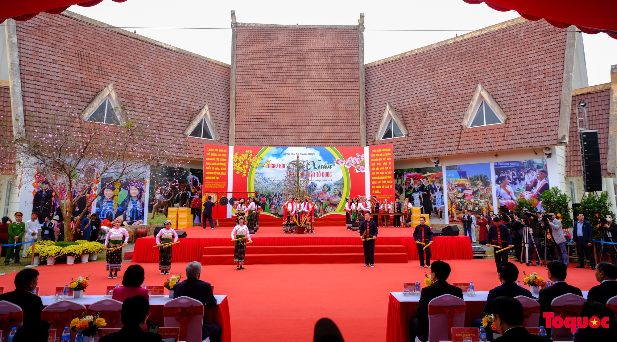 Chùm ảnh: Chủ tịch nước dự Ngày hội '"Sắc xuân trên mọi miền Tổ quốc" năm 2025 - Ảnh 3.