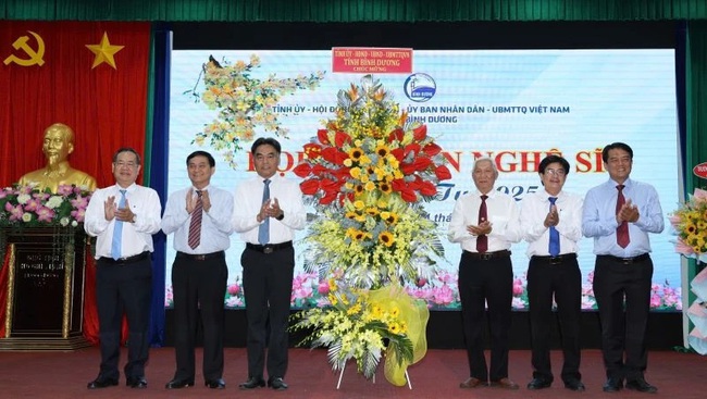 Bình Dương tạo thuận lợi để đội ngũ văn nghệ sĩ phát huy tinh thần đổi mới sáng tạo và cống hiến - Ảnh 1.