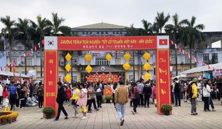 Huế đón hơn 84.000 lượt du khách, thu gần 1.500 tỷ đồng trong 2 tháng đầu năm 2025 - Ảnh 1.