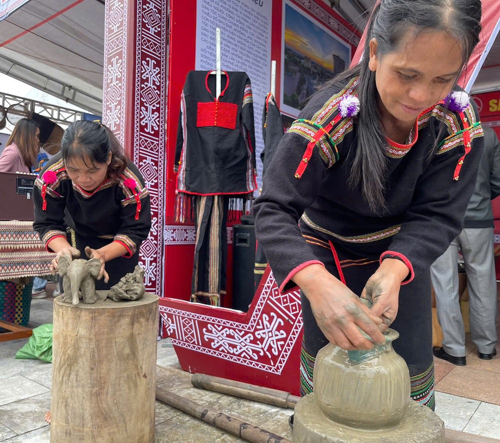 Đắk Lắk: Công bố nghề làm gốm của người M’nông là Di sản văn hóa phi vật thể quốc gia - Ảnh 2.