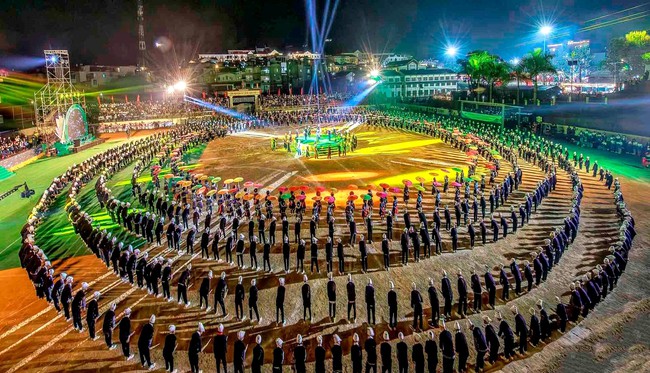 Nghiên cứu, vận dụng và phát triển sáng tạo tư tưởng Hồ Chí Minh trong giải quyết vấn đề dân tộc, tôn giáo hiện nay - Ảnh 2.