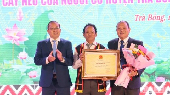 Quảng Ngãi: Đón nhận Di sản văn hóa phi vật thể quốc gia nghệ thuật trang trí cây nêu của người Co, huyện Trà Bồng - Ảnh 1.