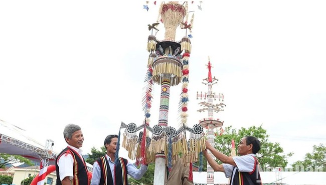 Quảng Ngãi: Đón nhận Di sản văn hóa phi vật thể quốc gia nghệ thuật trang trí cây nêu của người Co, huyện Trà Bồng - Ảnh 2.