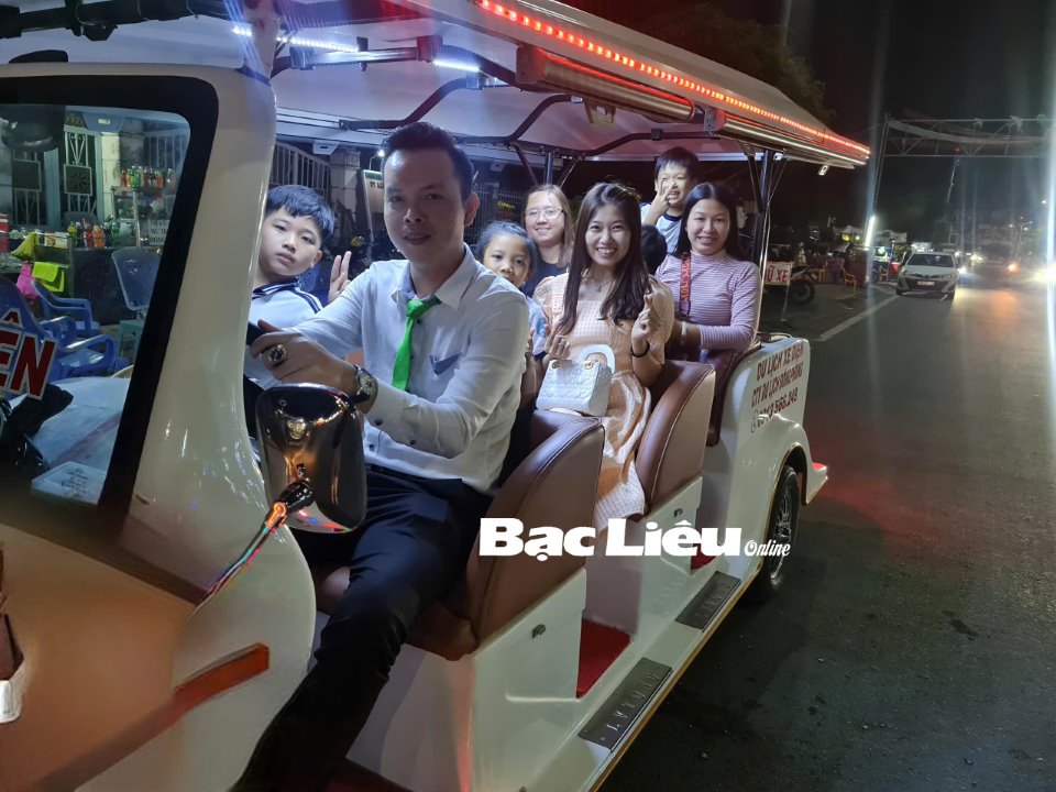 Tiếp tục hoạt động thí điểm xe điện chở khách tham quan du lịch - Ảnh 1.