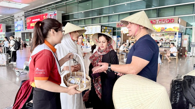 TP. Hồ Chí Minh đón đoàn bay charter đầu tiên từ Iran - Ảnh 2.
