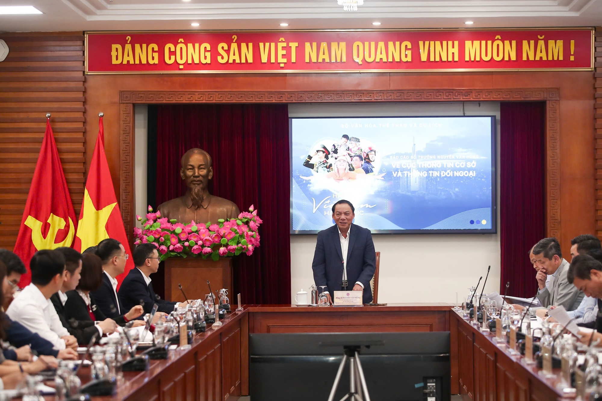 Bộ trưởng Nguyễn Văn Hùng làm việc với Cục Thông tin cơ sở và Thông tin đối ngoại - Ảnh 7.