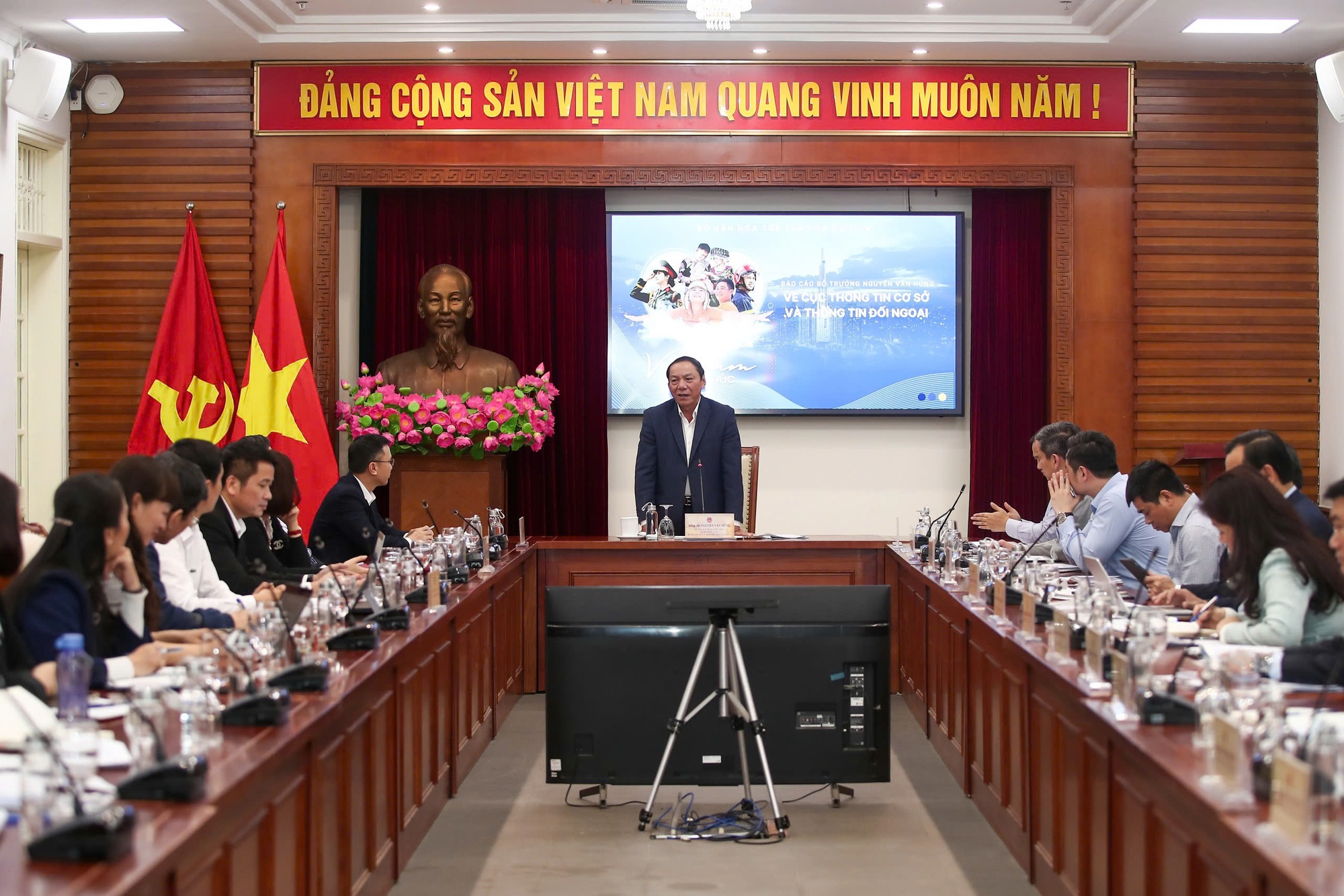 Bộ trưởng Nguyễn Văn Hùng làm việc với Cục Thông tin cơ sở và Thông tin đối ngoại - Ảnh 1.
