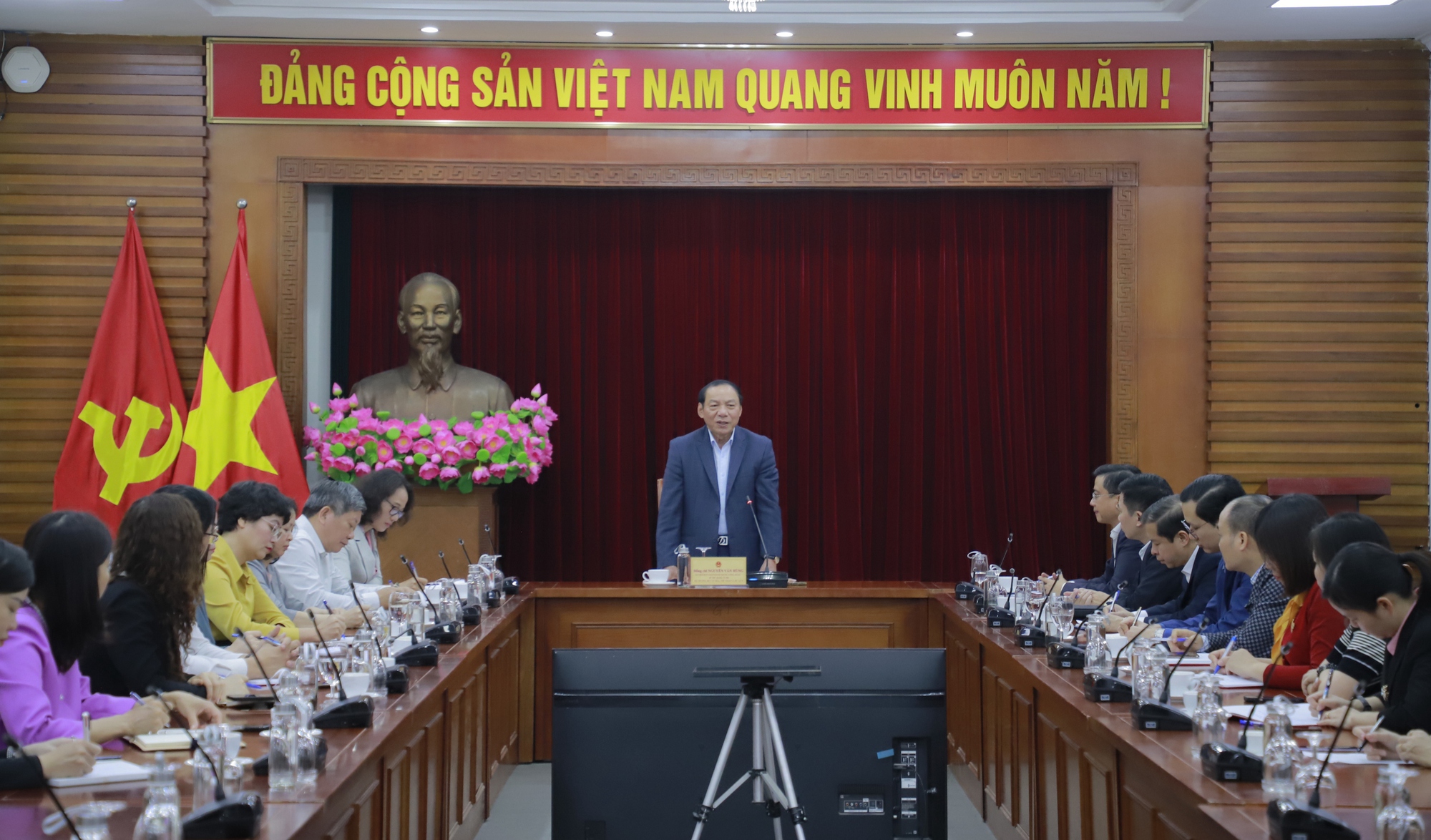 Bộ trưởng Nguyễn Văn Hùng chủ trì buổi làm việc với Ban Tuyên giáo và Dân vận Đảng ủy Chính phủ - Ảnh 1.