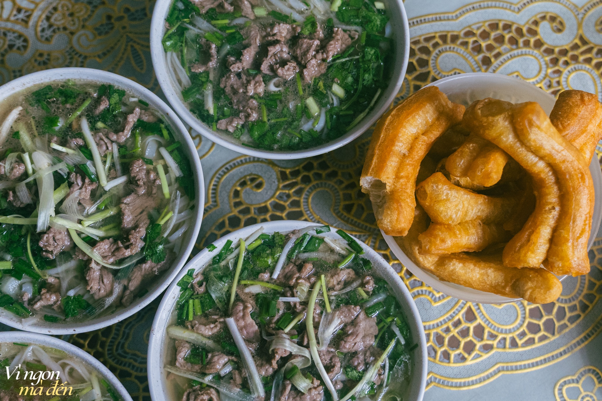 Quán phở bò nhiều năm giữ mức giá 25.000 đồng, mỗi sáng bán 400 bát, "cháy hàng" nhất vẫn luôn là phở tái lăn  - Ảnh 4.