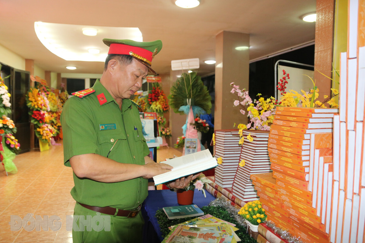 Bến Tre: Sản xuất tập sách ảnh “Thành tựu tỉnh Bến Tre sau 50 năm ngày đất nước thống nhất” - Ảnh 1.