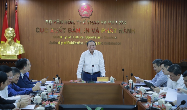 Bộ trưởng Nguyễn Văn Hùng làm việc với Cục Xuất bản, In và Phát hành  - Ảnh 1.