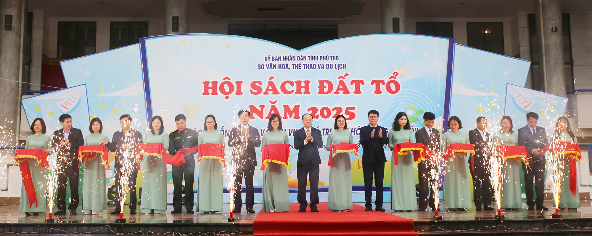 Khai mạc Hội sách Đất Tổ năm 2025 - Ảnh 1.