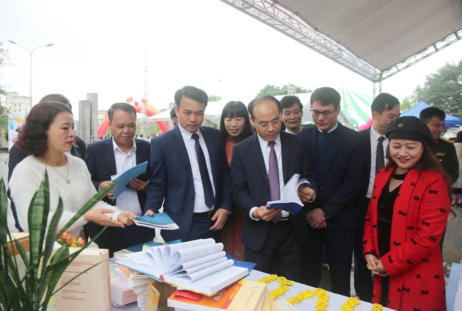Khai mạc Hội sách Đất Tổ năm 2025 - Ảnh 6.