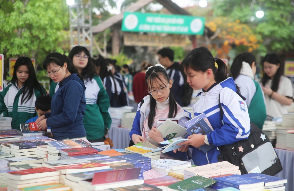 Khai mạc Hội sách Đất Tổ năm 2025 - Ảnh 8.