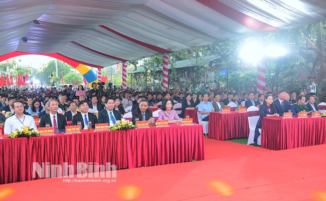 Khai mạc Lễ hội Đền Thánh Nguyễn và đón nhận danh hiệu Di sản văn hóa phi vật thể Quốc gia - Ảnh 2.
