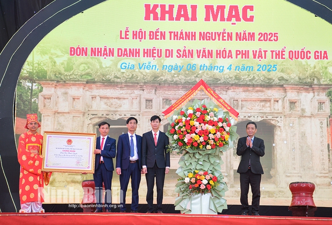 Khai mạc Lễ hội Đền Thánh Nguyễn và đón nhận danh hiệu Di sản văn hóa phi vật thể Quốc gia - Ảnh 3.