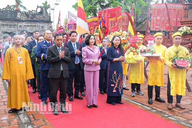 Khai mạc Lễ hội Đền Thánh Nguyễn và đón nhận danh hiệu Di sản văn hóa phi vật thể Quốc gia - Ảnh 1.