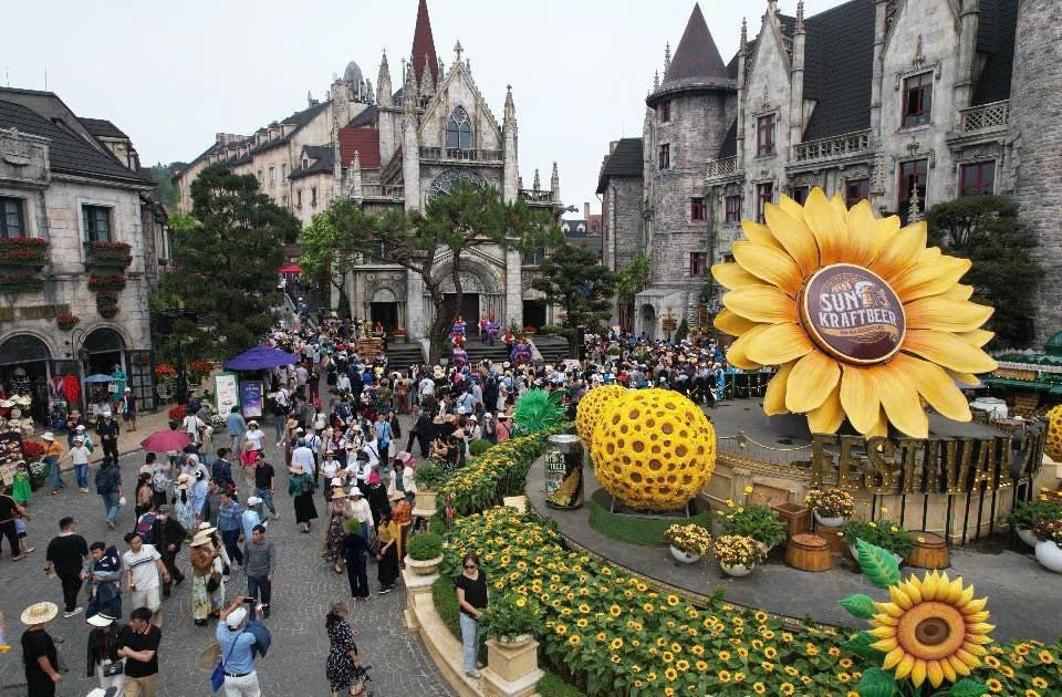 Sun World Ba Na Hills đón lượng khách kỷ lục dịp Giỗ Tổ Hùng Vương - Ảnh 1.
