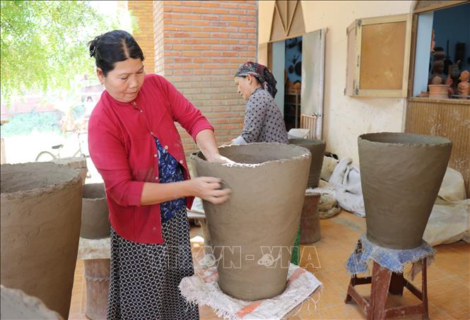 Nâng tầm giá trị di sản văn hóa gốm Chăm - Ảnh 1.
