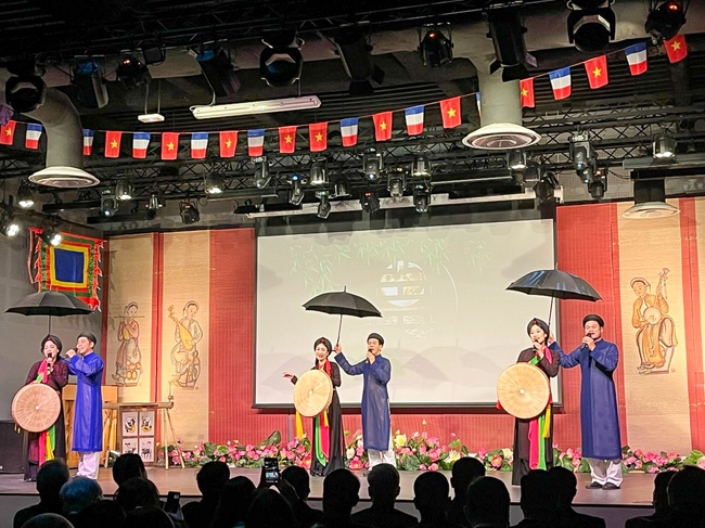 "Đêm văn hóa Việt Nam - Tinh hoa di sản Kinh Bắc" tỏa sáng tại Trung tâm Văn hóa Việt Nam tại Pháp  - Ảnh 2.