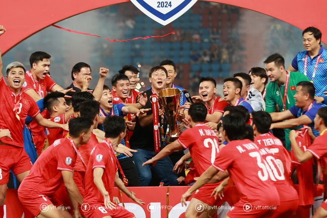 HLV Kim Sang-sik dẫn dắt Đội tuyển “Các ngôi sao Đông Nam Á” thi đấu với CLB Manchester United - Ảnh 1.