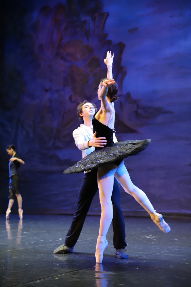 Dàn nghệ sĩ của Nhà hát danh tiếng nước Nga đến Việt Nam biểu diễn kiệt tác ballet Hồ Thiên Nga - Ảnh 2.