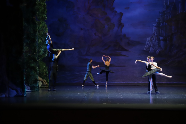 Dàn nghệ sĩ của Nhà hát danh tiếng nước Nga đến Việt Nam biểu diễn kiệt tác ballet Hồ Thiên Nga - Ảnh 3.
