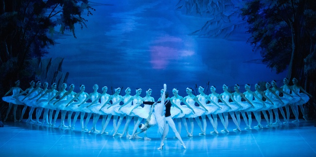 Dàn nghệ sĩ của Nhà hát danh tiếng nước Nga đến Việt Nam biểu diễn kiệt tác ballet Hồ Thiên Nga - Ảnh 1.