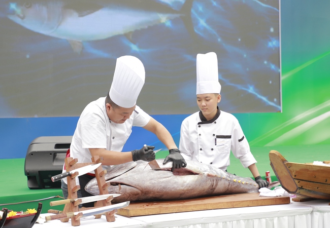 Giới thiệu, quảng bá văn hóa đặc trưng kết hợp trình diễn cá ngừ đại dương Phú Yên tới du khách - Ảnh 7.