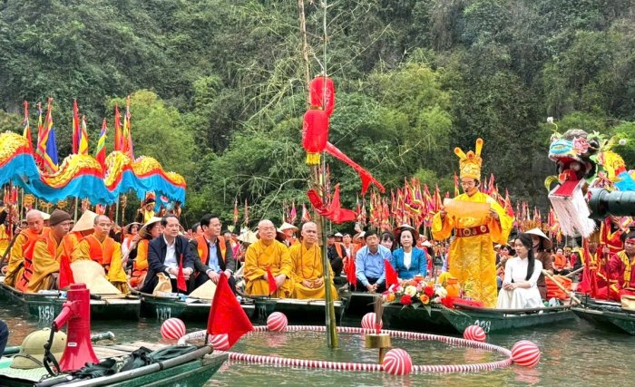 Lễ hội Tràng An 2025 tại Ninh Bình - Di sản ngàn năm hồn thiêng sông núi - Ảnh 4.