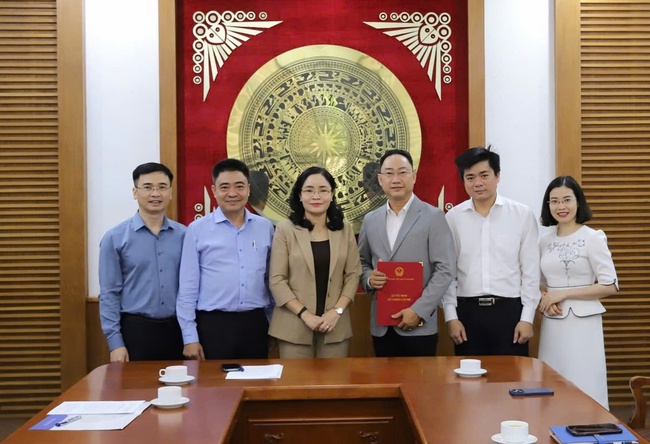 Trao quyết định công nhận Chủ tịch Hội đồng trường Trường Đại học Văn hóa Thành phố Hồ Chí Minh - Ảnh 2.